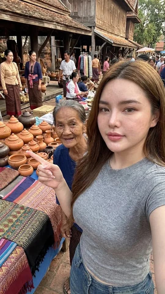 ผู้หญิงเซลฟี่ในตลาดเครื่องปั้นดินเผา